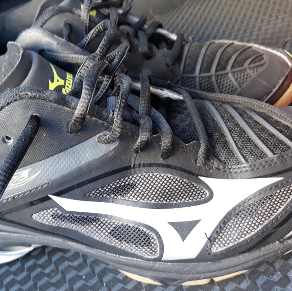 Mizuno volleyball shoes Sz 8.5 - Picture 2 of 5